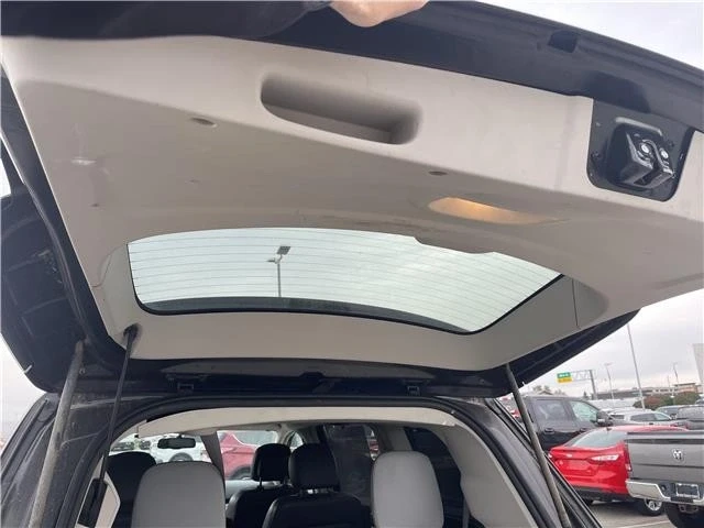 2012 Volkswagen Routan - Image 17 of 21
