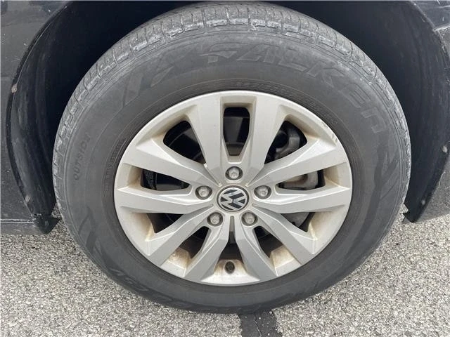 2012 Volkswagen Routan - Image 10 of 21