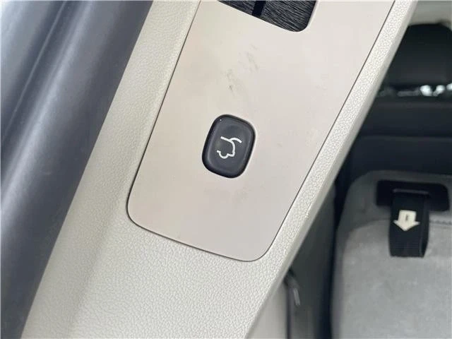 2012 Volkswagen Routan - Image 18 of 21