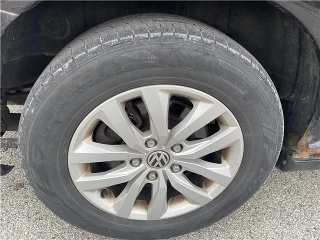 2012 Volkswagen Routan - Image 13 of 21
