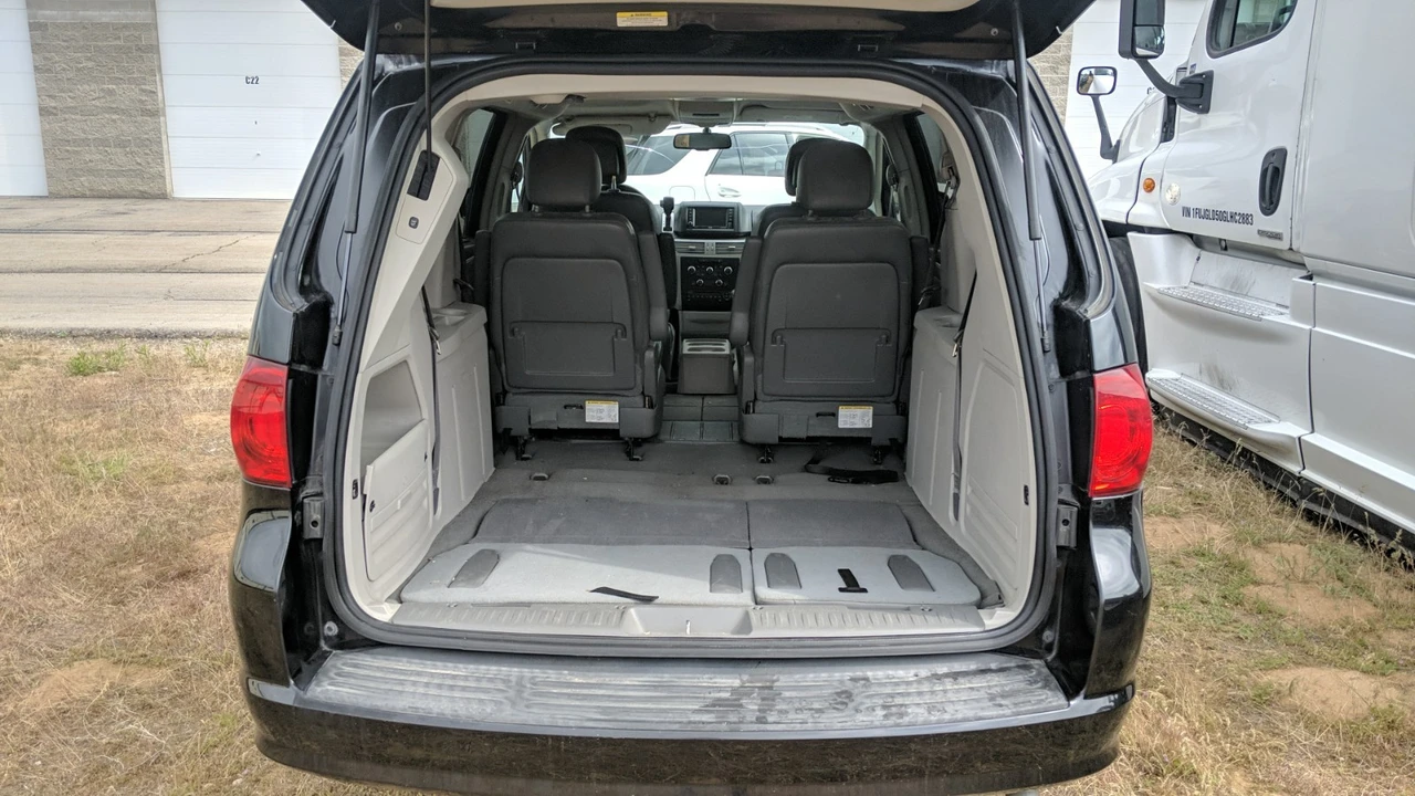 2012 Volkswagen Routan - Image 7 of 20