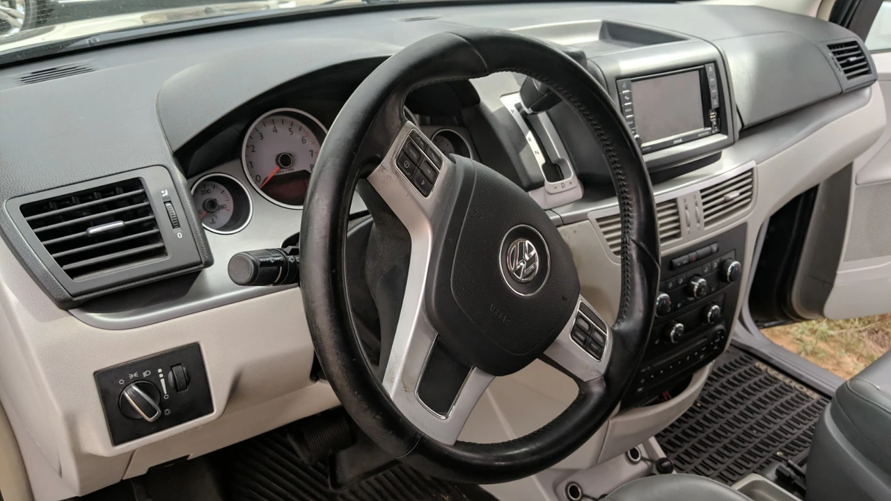 2012 Volkswagen Routan - Image 11 of 20