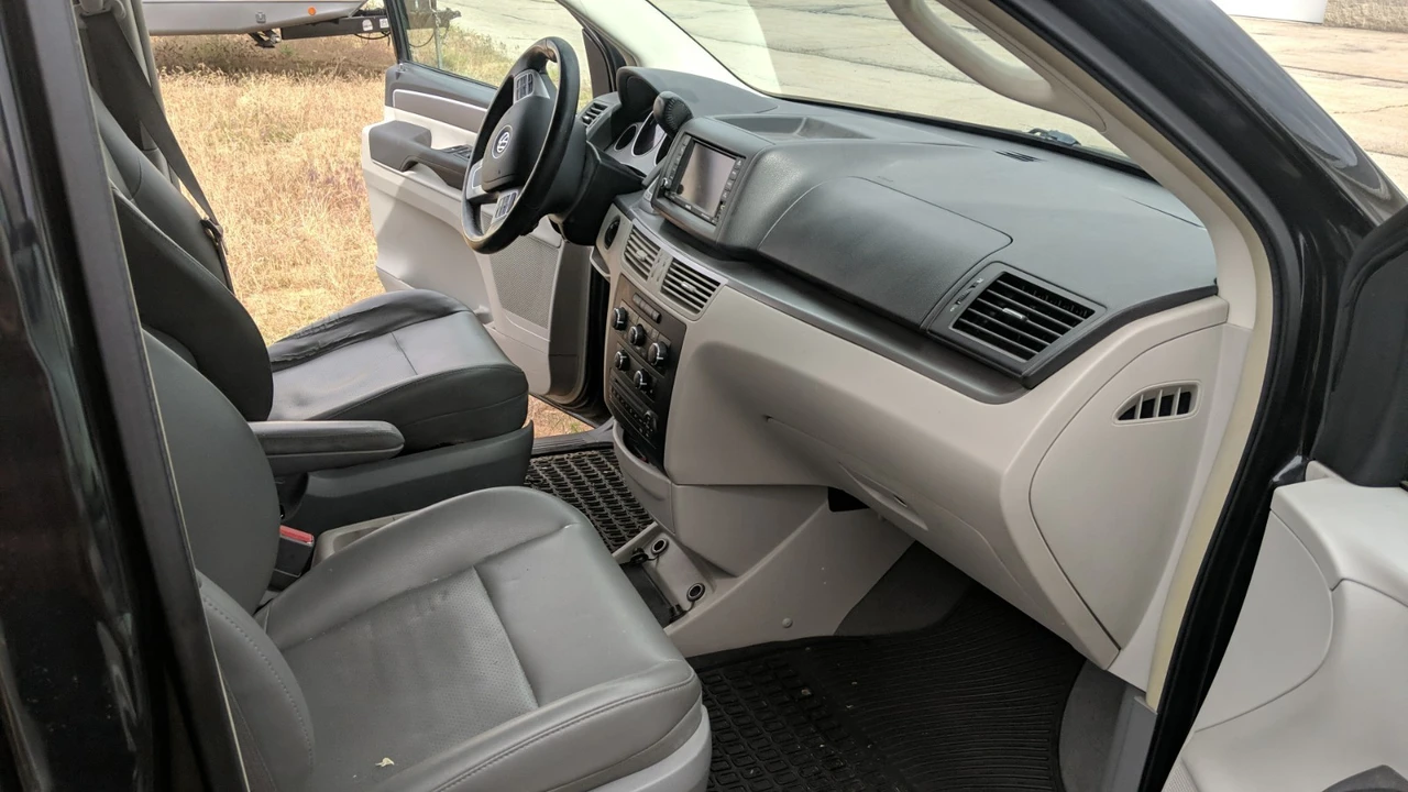 2012 Volkswagen Routan - Image 12 of 20