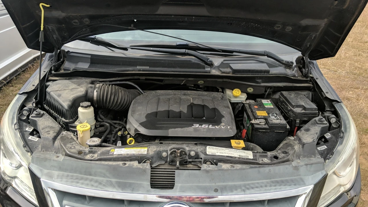 2012 Volkswagen Routan - Image 8 of 20