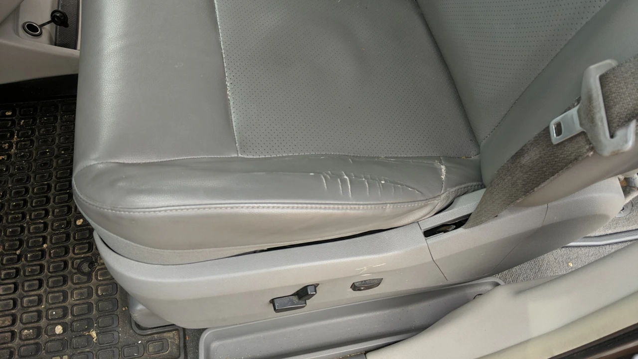 2012 Volkswagen Routan - Image 17 of 20