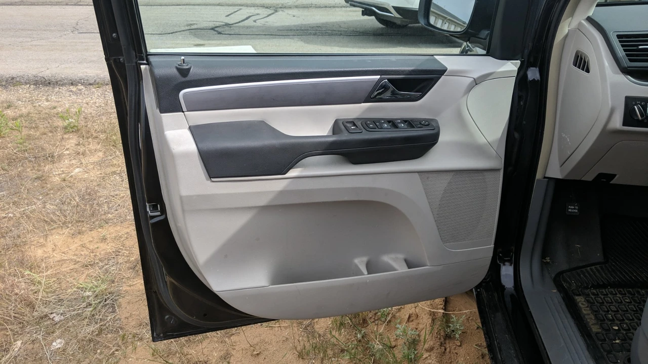 2012 Volkswagen Routan - Image 14 of 20