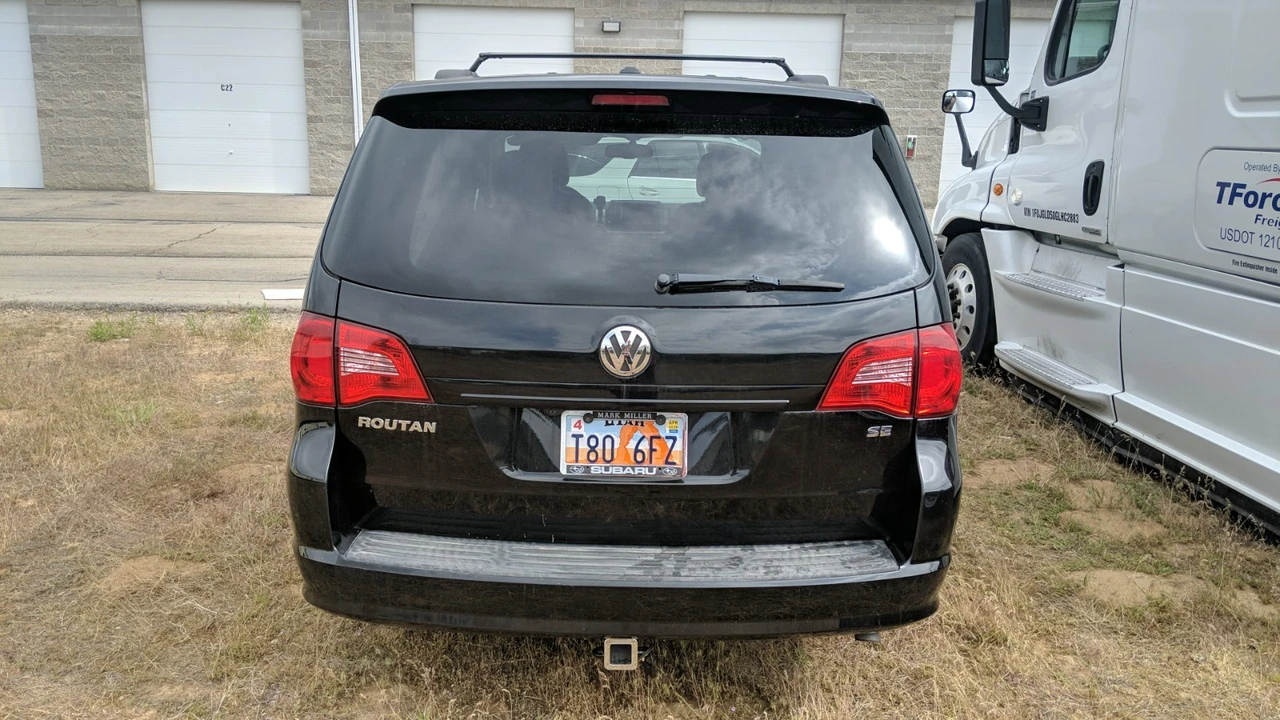 2012 Volkswagen Routan - Image 6 of 20