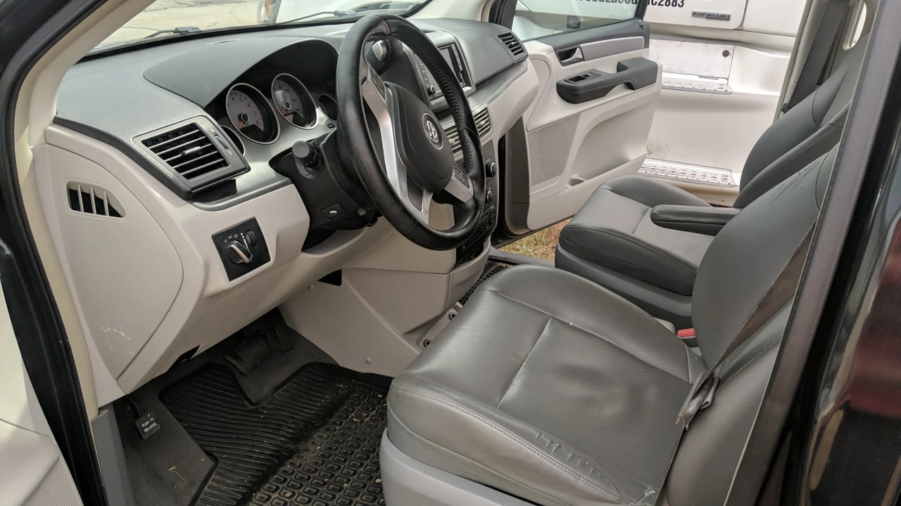 2012 Volkswagen Routan - Image 10 of 20
