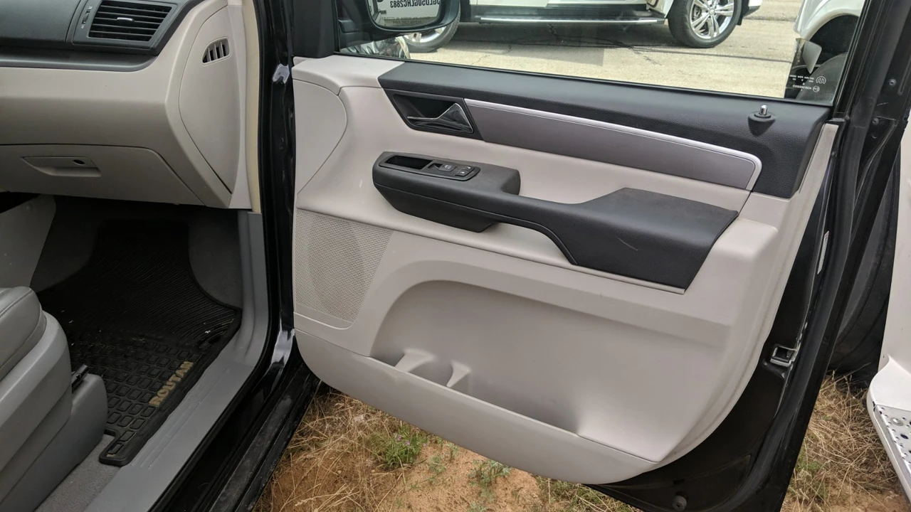 2012 Volkswagen Routan - Image 15 of 20