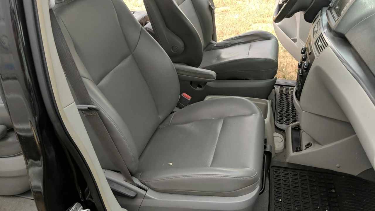 2012 Volkswagen Routan - Image 13 of 20