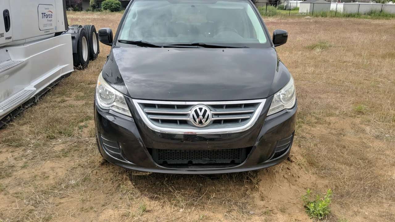 2012 Volkswagen Routan - Image 2 of 20