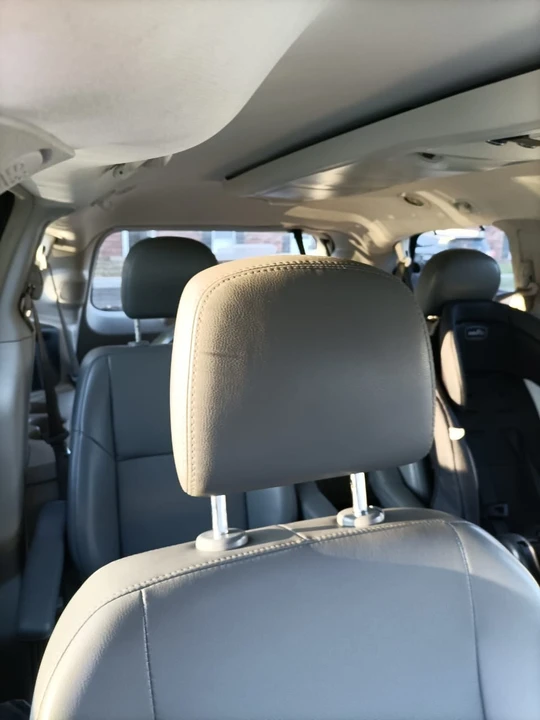 2012 Volkswagen Routan - Image 8 of 13