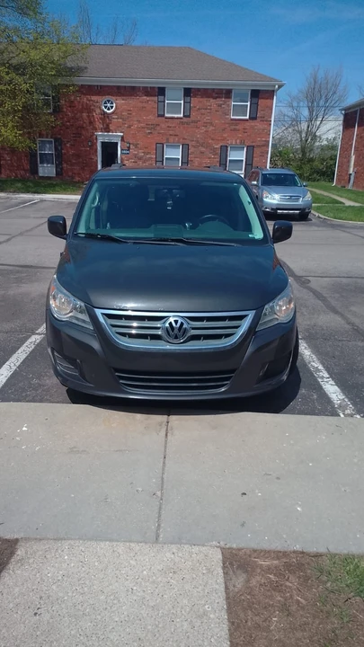 2012 Volkswagen Routan - Image 10 of 13