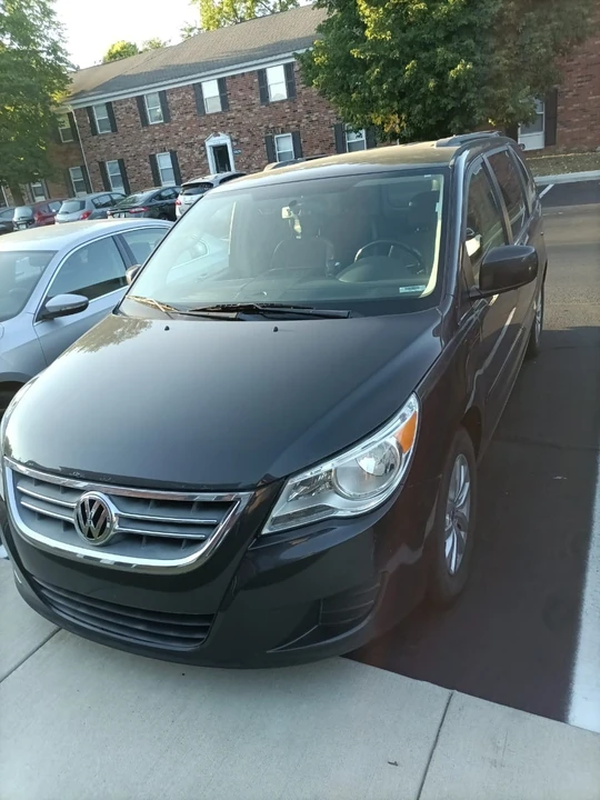 2012 Volkswagen Routan - Image 2 of 13
