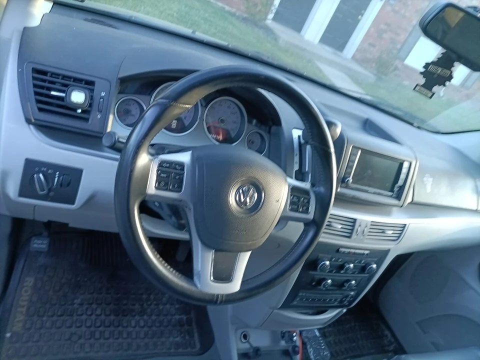 2012 Volkswagen Routan - Image 4 of 13