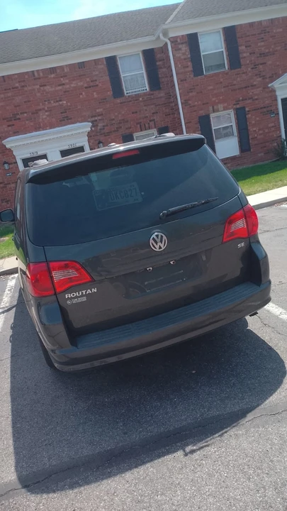 2012 Volkswagen Routan - Image 11 of 13