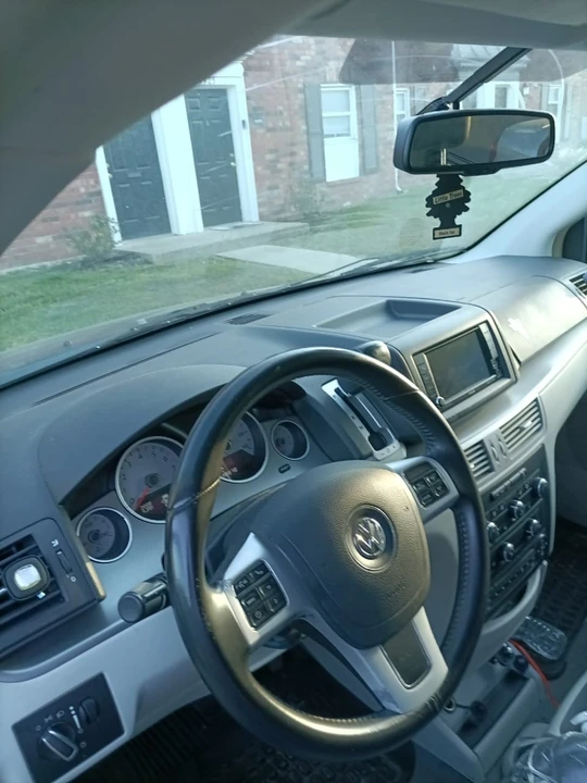 2012 Volkswagen Routan - Image 5 of 13