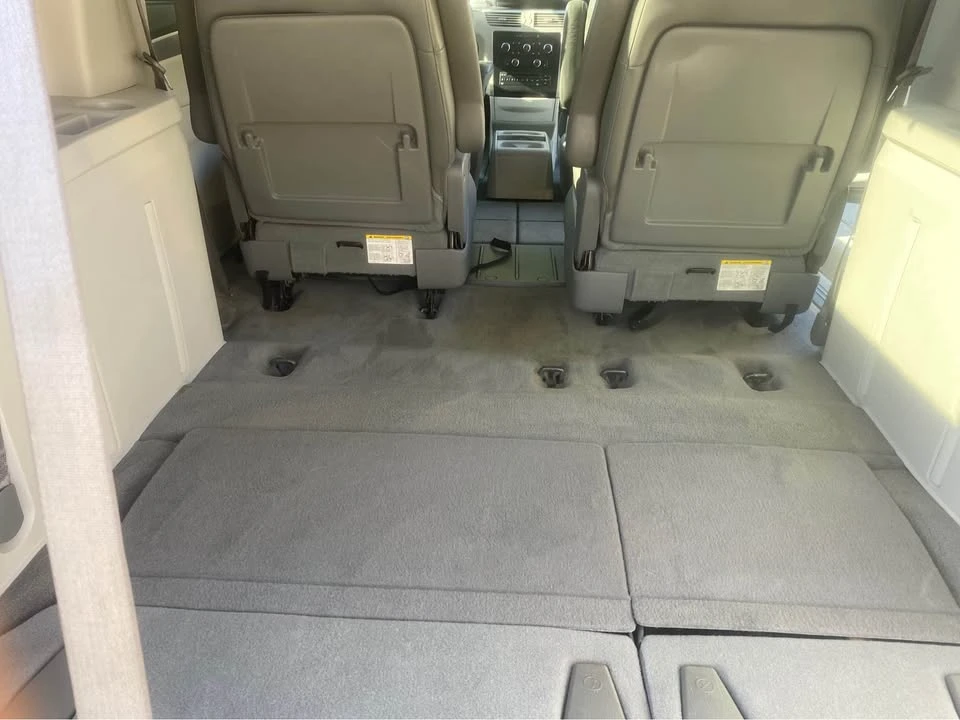 2012 Volkswagen Routan - Image 8 of 9