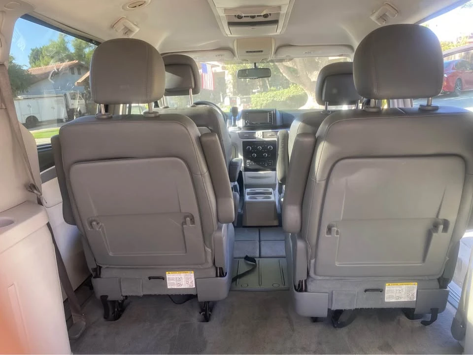 2012 Volkswagen Routan - Image 7 of 9