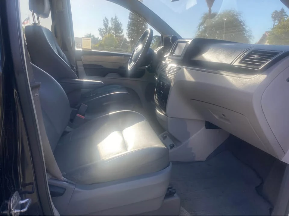2012 Volkswagen Routan - Image 6 of 9