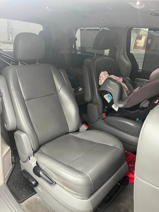 2012 Volkswagen Routan - Image 6 of 9