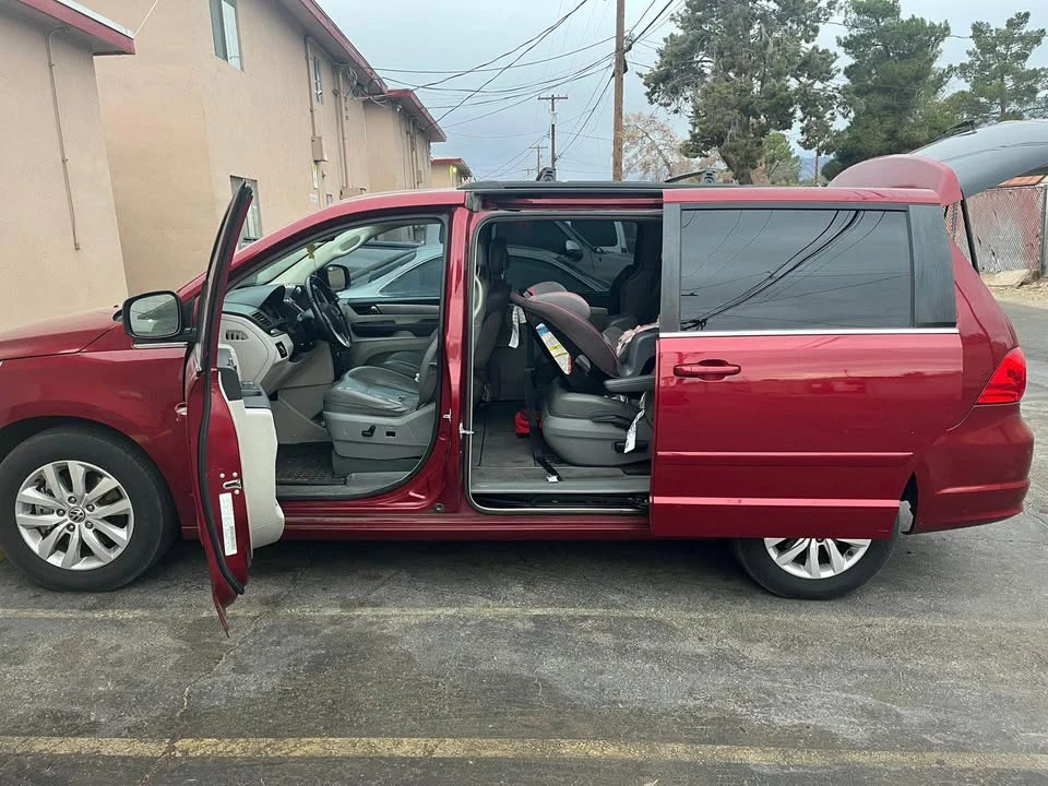 2012 Volkswagen Routan - Image 5 of 9