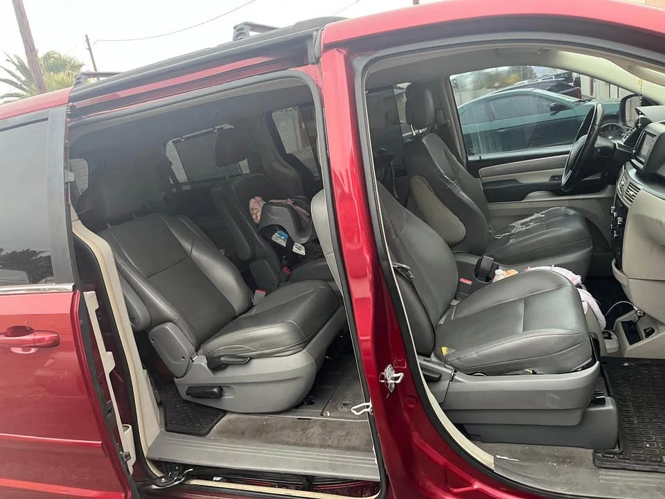 2012 Volkswagen Routan - Image 4 of 9