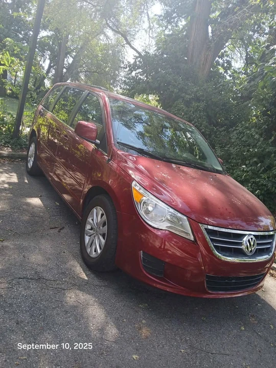 2012 Volkswagen Routan - Image 3 of 10