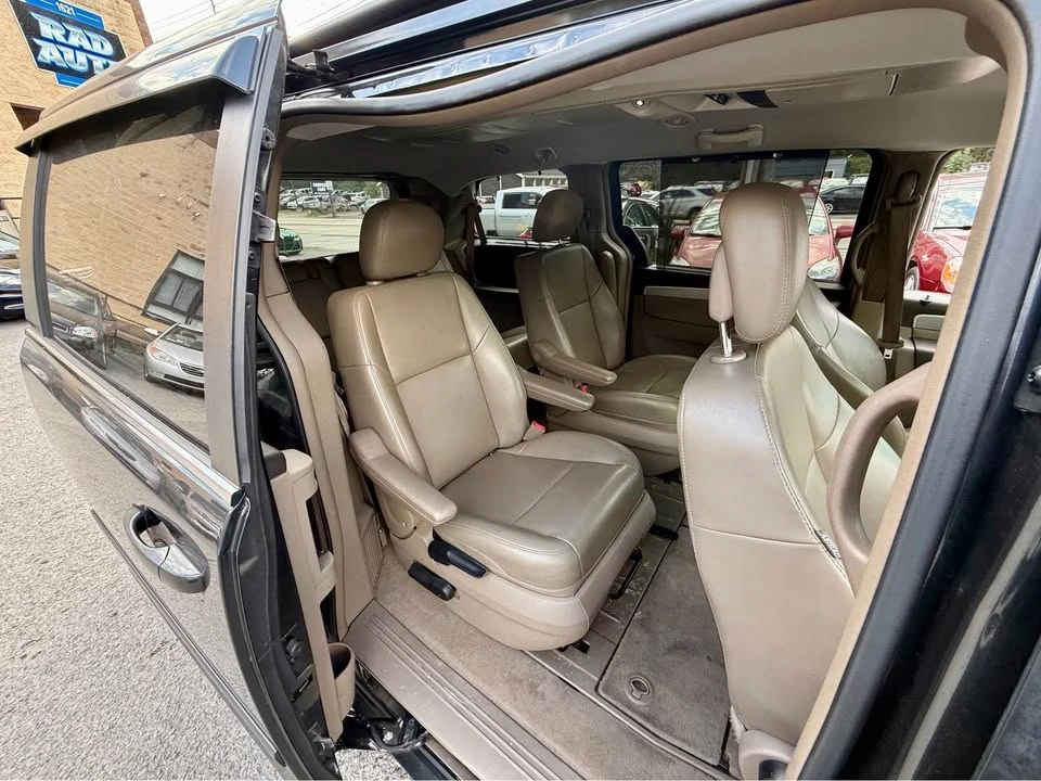 2012 Volkswagen Routan - Image 9 of 16