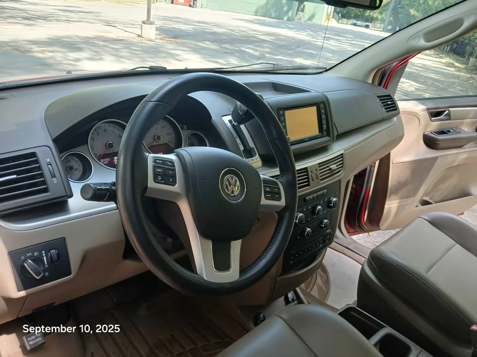 2012 Volkswagen Routan - Image 8 of 10