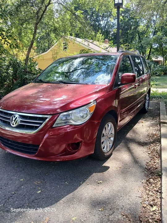 2012 Volkswagen Routan - Image 2 of 10