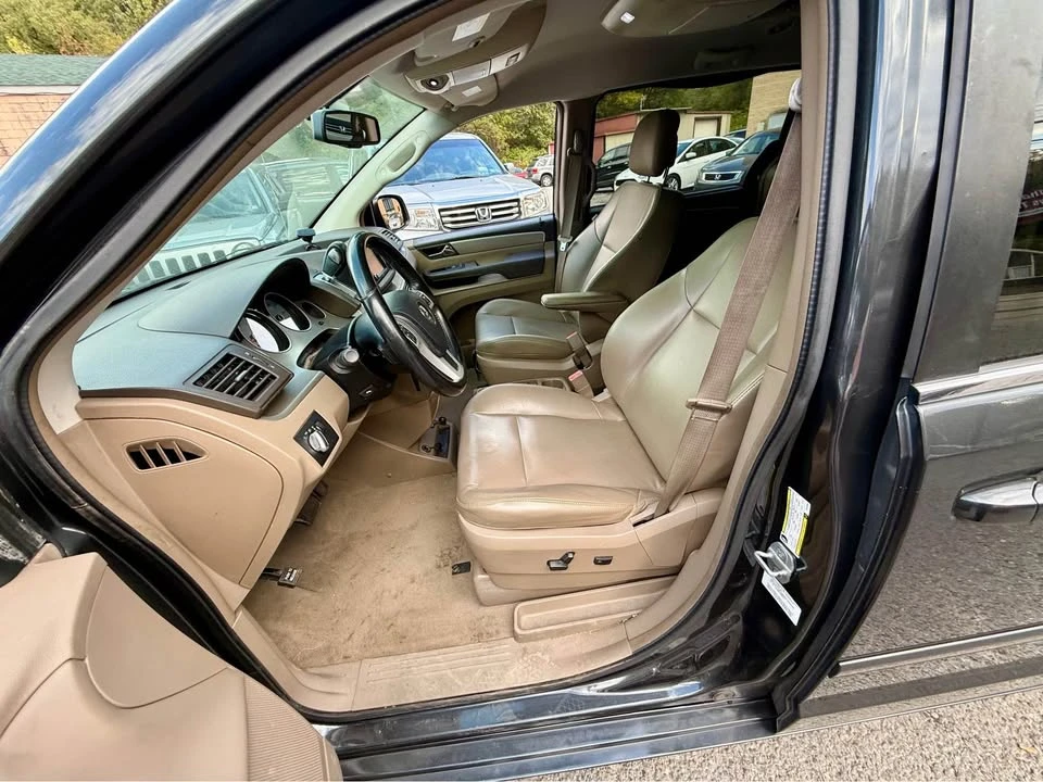 2012 Volkswagen Routan - Image 11 of 16
