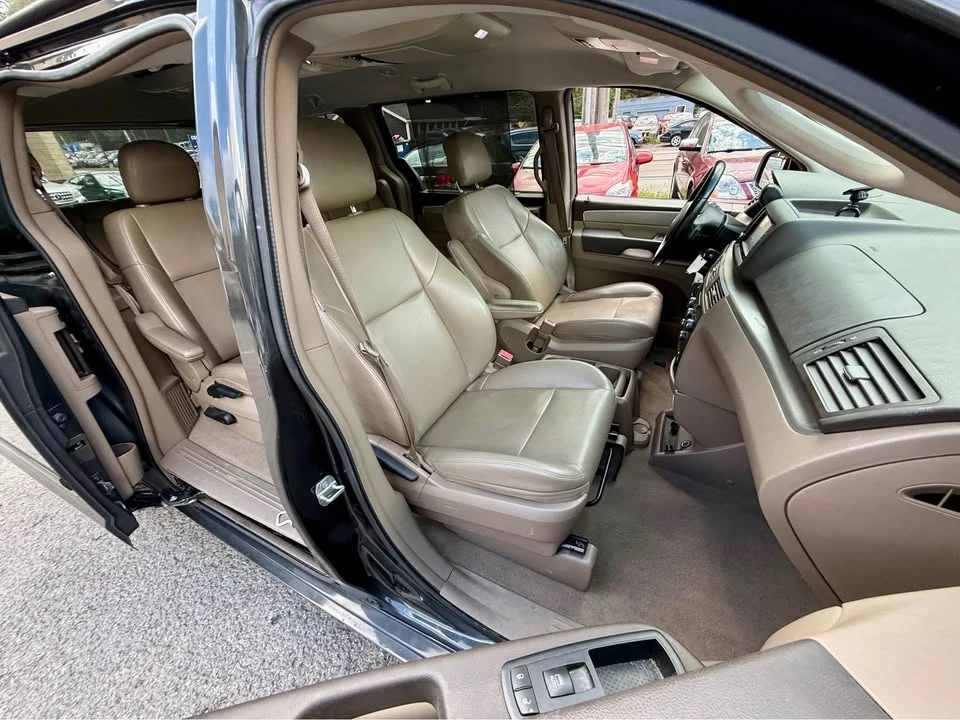 2012 Volkswagen Routan - Image 10 of 16
