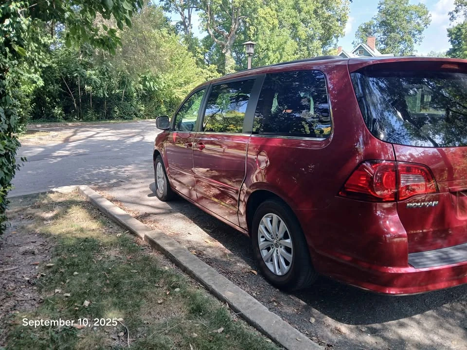 2012 Volkswagen Routan - Image 5 of 10
