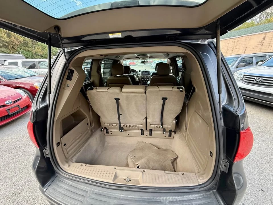 2012 Volkswagen Routan - Image 8 of 16