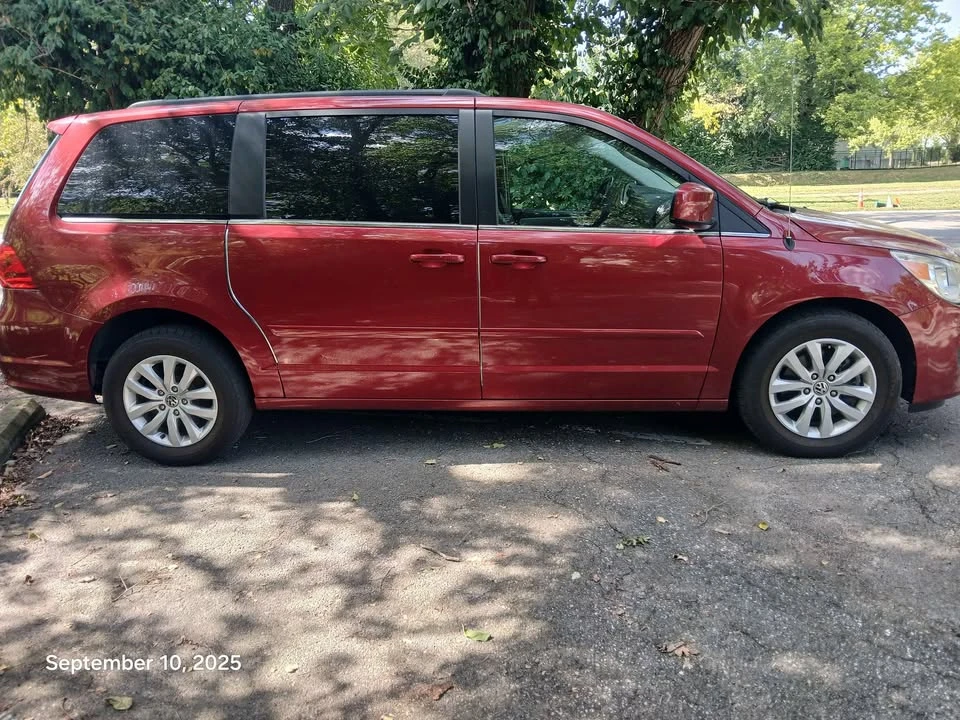 2012 Volkswagen Routan - Image 4 of 10