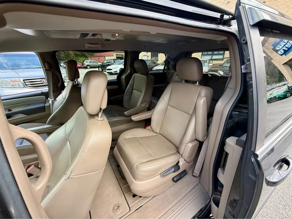 2012 Volkswagen Routan - Image 6 of 16