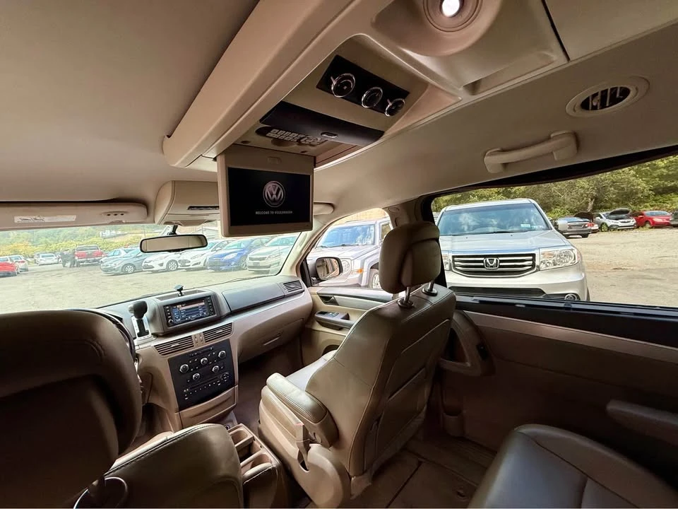 2012 Volkswagen Routan - Image 7 of 16