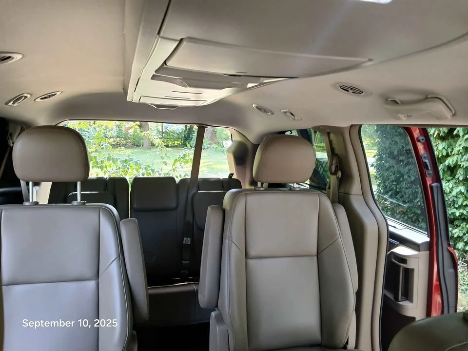 2012 Volkswagen Routan - Image 9 of 10