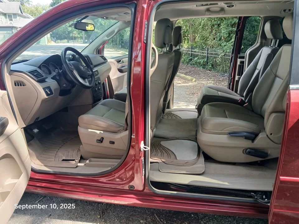 2012 Volkswagen Routan - Image 7 of 10