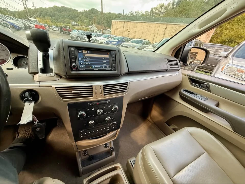 2012 Volkswagen Routan - Image 12 of 16
