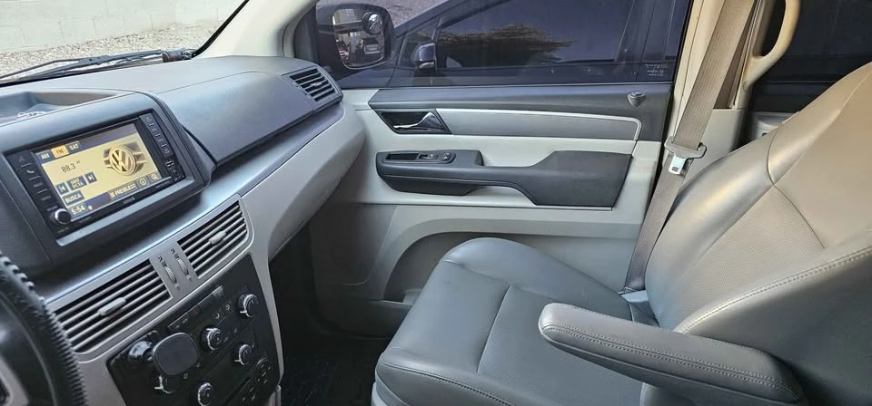2012 Volkswagen Routan - Image 8 of 9