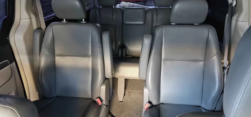 2012 Volkswagen Routan - Image 7 of 9