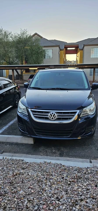 2012 Volkswagen Routan - Image 2 of 9
