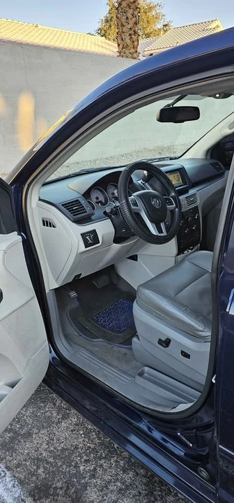 2012 Volkswagen Routan - Image 6 of 9