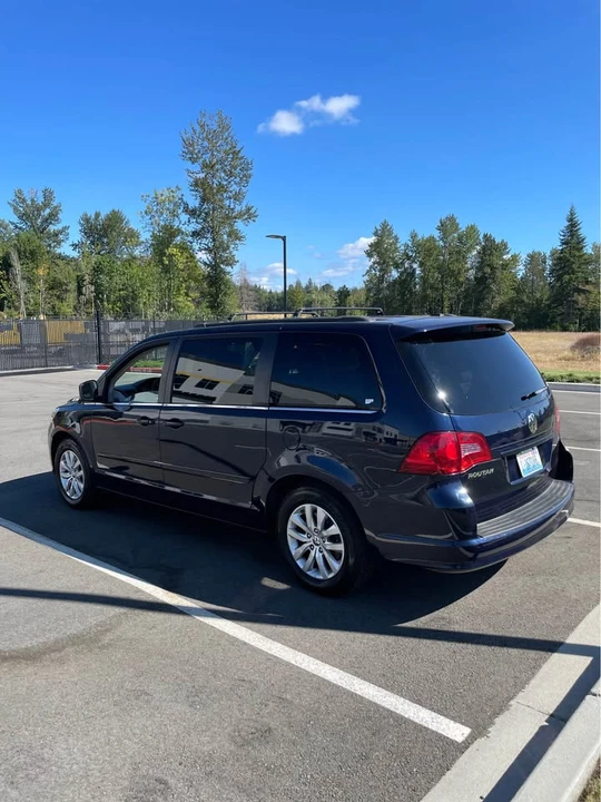 2012 Volkswagen Routan - Image 16 of 19