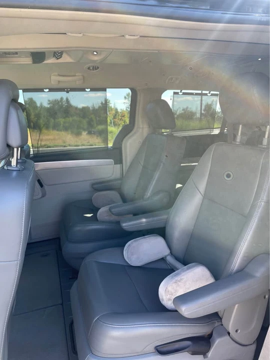 2012 Volkswagen Routan - Image 12 of 19