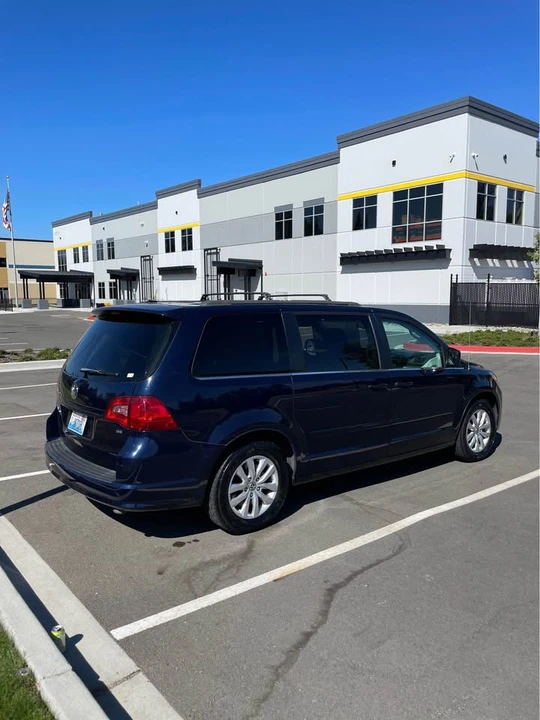 2012 Volkswagen Routan - Image 2 of 19