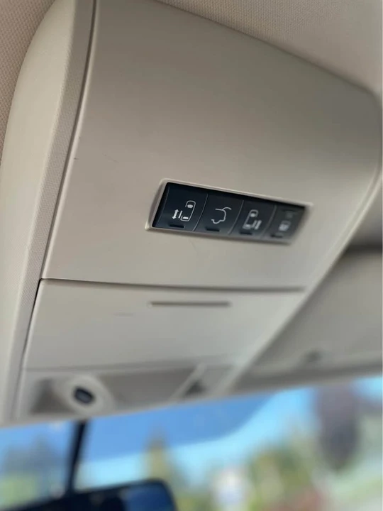 2012 Volkswagen Routan - Image 19 of 19