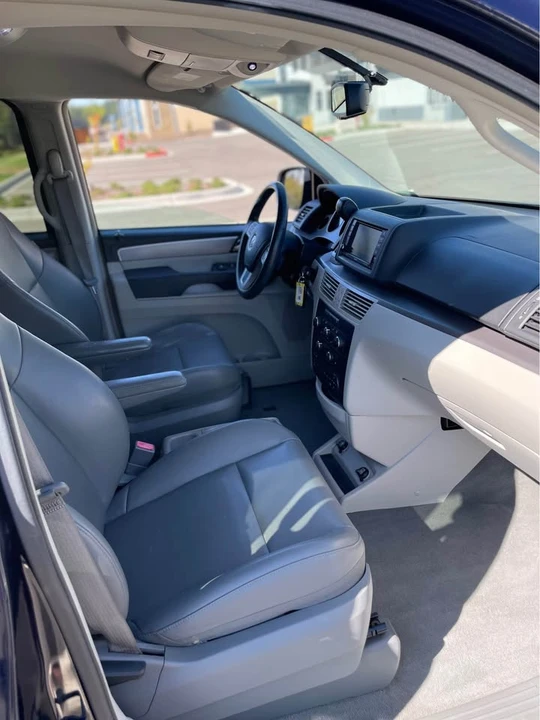 2012 Volkswagen Routan - Image 5 of 19